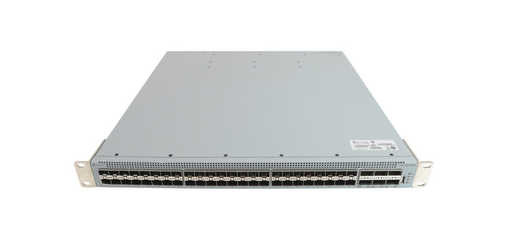 Przód switcha Extreme Networks z rzędami portów SFP+ i uszami montażowymi w jasnoszarej obudowie rack.