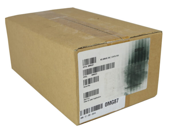 Zamknięte kartonowe pudełko z dyskiem HDD z naklejonymi etykietami z kodami kreskowymi na boku.