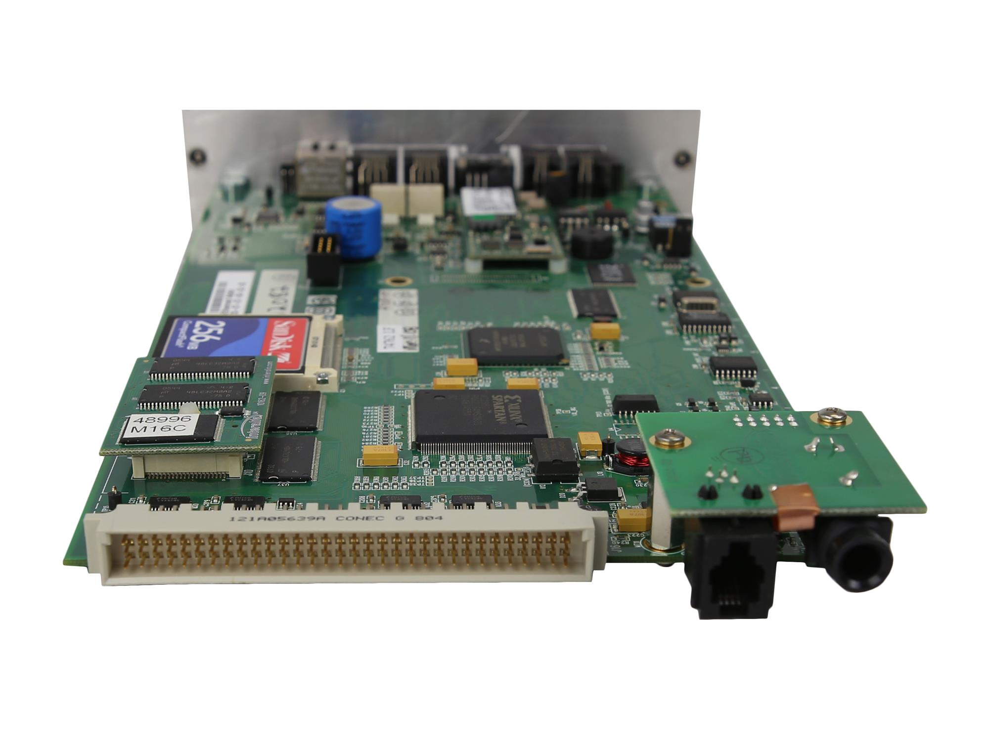 Karta kontrolna z zieloną płytką PCB, widoczne złącze krawędziowe, gniazdo karty SD i port audio jack z boku.