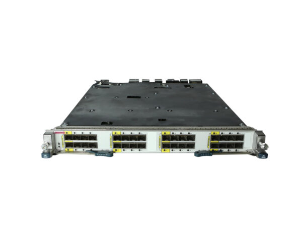 Moduł Cisco Nexus z widocznymi rzędami portów SFP+ w żółtych oprawkach, ujęcie od przodu na białym tle.