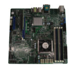 Płyta główna ASRock Rack z widocznym procesorem Xeon pod małym wentylatorem, slotami RAM i portami we/wy.