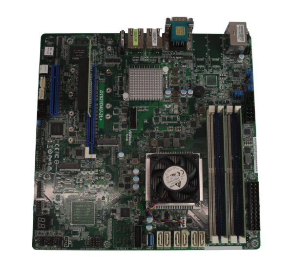 Płyta główna ASRock Rack z widocznym procesorem Xeon pod małym wentylatorem, slotami RAM i portami we/wy.