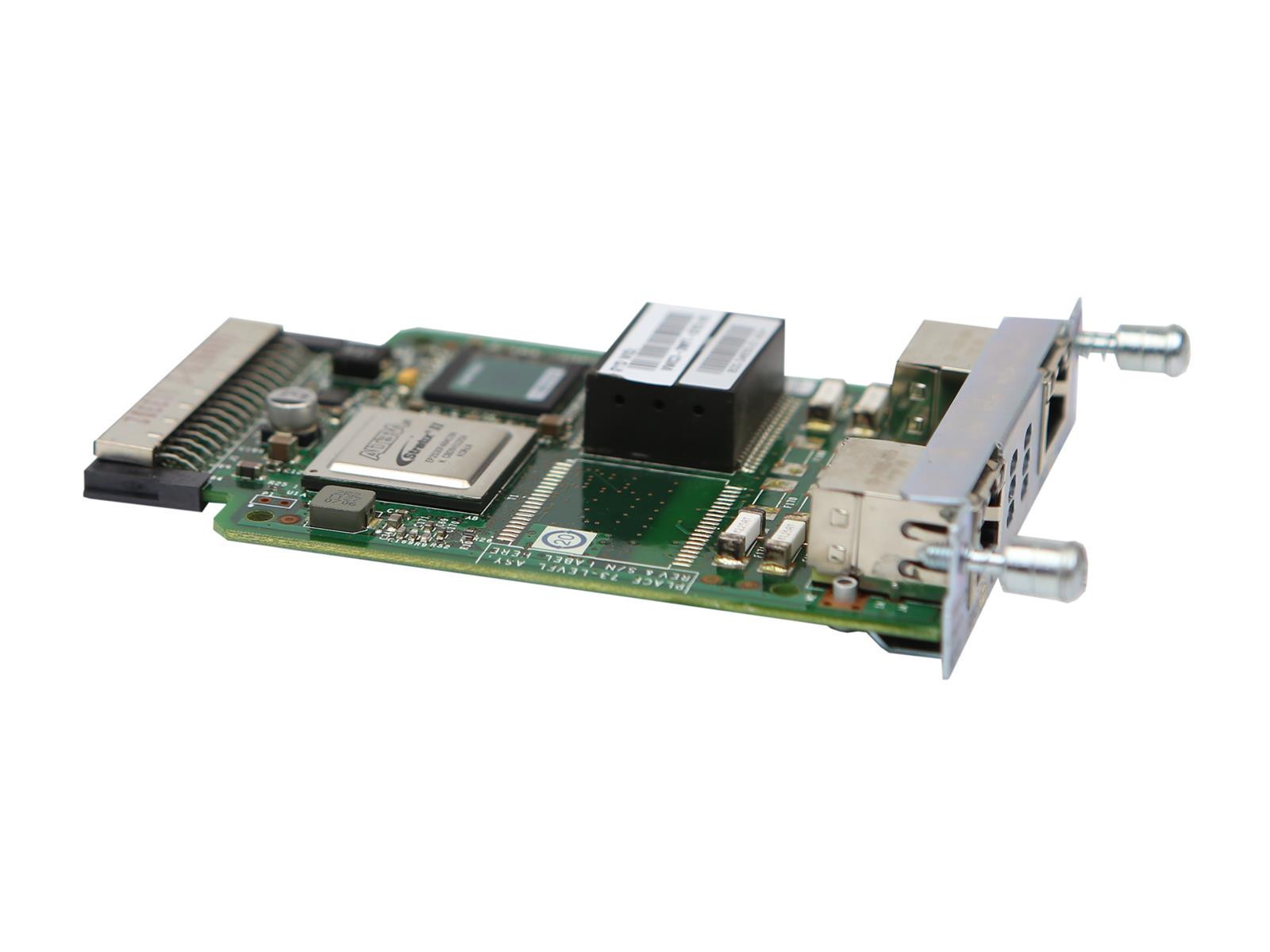 Moduł karty Cisco VWIC3-2MFT-G703 ustawiony pod kątem, widoczna zielona płytka PCB z dwoma portami RJ45 i śrubami montażowymi