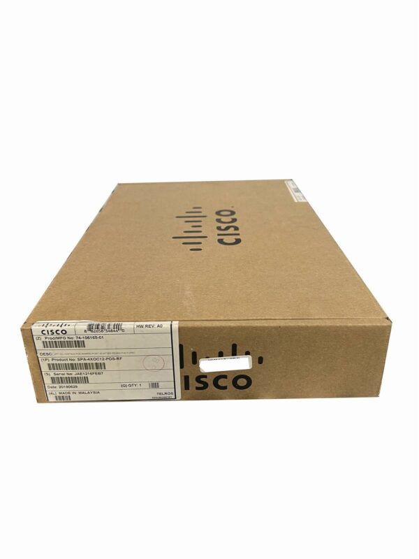 Zamknięte, oryginalne pudełko kartonowe Cisco z naklejkami z opisem produktu, widok z przodu pod niewielkim kątem.