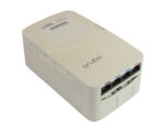 Access point Aruba AP-303H pod kątem, widoczne cztery porty RJ45 z boku i naklejki z opisem na górnej ściance obudowy.
