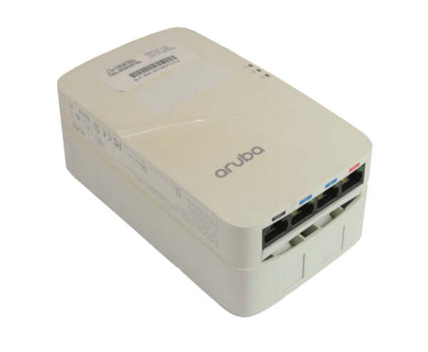 Access point Aruba AP-303H pod kątem, widoczne cztery porty RJ45 z boku i naklejki z opisem na górnej ściance obudowy.