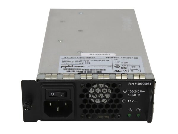 Zasilacz Power-One widziany od czoła z gniazdem IEC, wyłącznikiem i wentylatorem, obudowa z widocznymi śladami użytkowania.