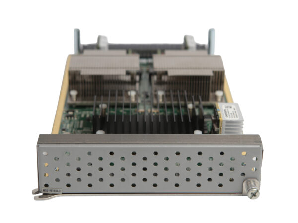 Moduł rozszerzeń Cisco widoczny od góry z odsłoniętą płytką i radiatorami, przód z perforowaną metalową osłoną.