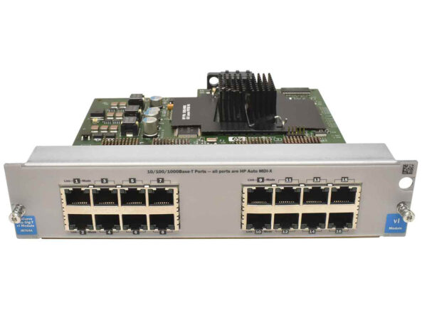 Moduł HP J8764A z dwoma rzędami po osiem portów RJ45 i widoczną płytką elektroniczną z chłodzeniem od góry