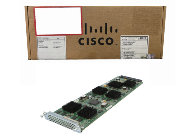 Karton Cisco z naklejką adresową nad płytą modułu kodeka wideo z układami scalonymi i złączem D-sub.