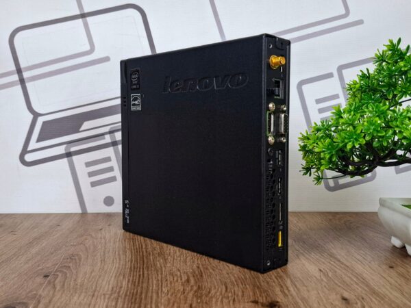 Bok obudowy mini komputera Lenovo ThinkCentre z logo producenta
