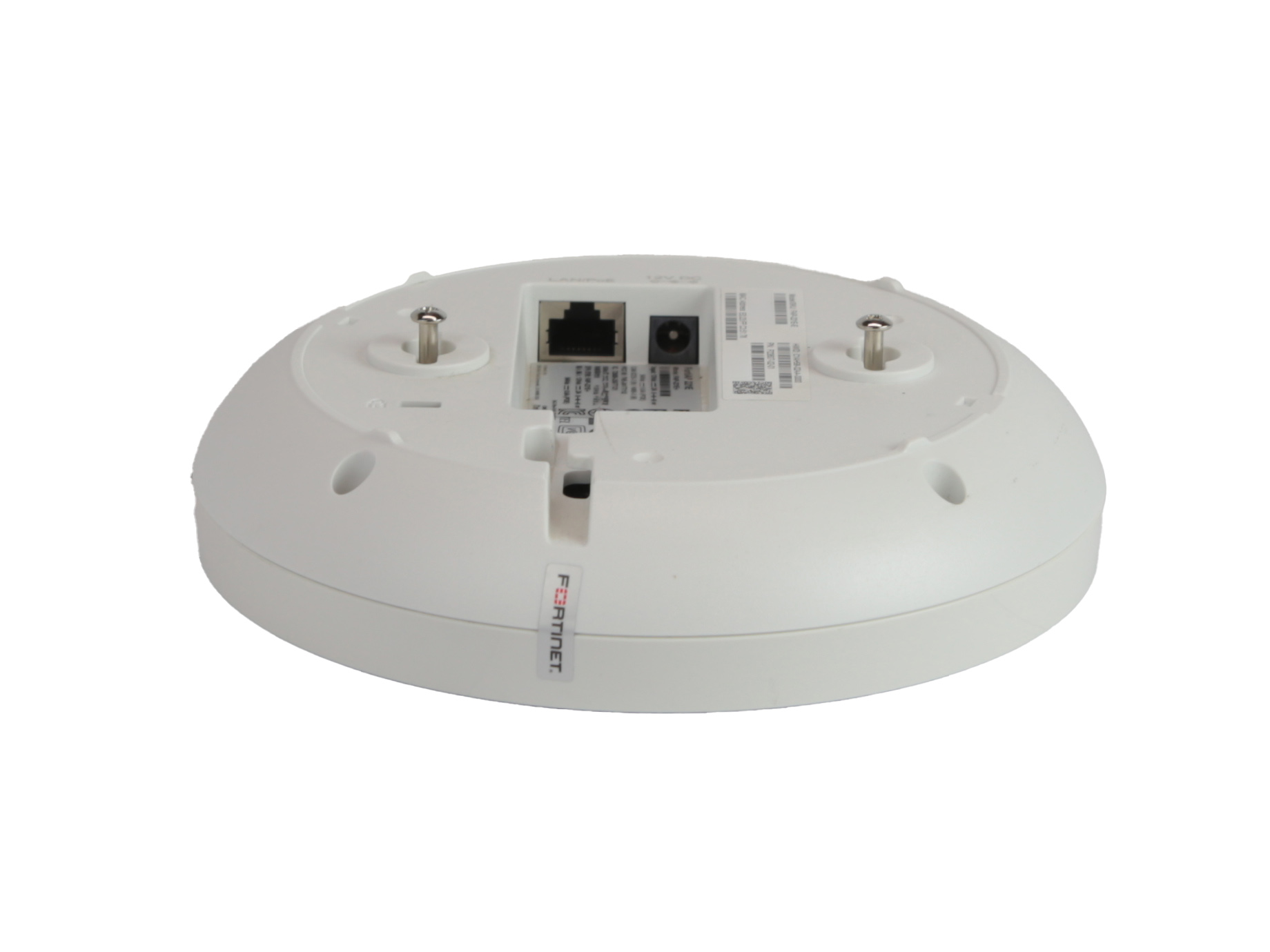 Spód okrągłego access pointa Fortinet z portem RJ45, otworami montażowymi i naklejką z opisem modelu.