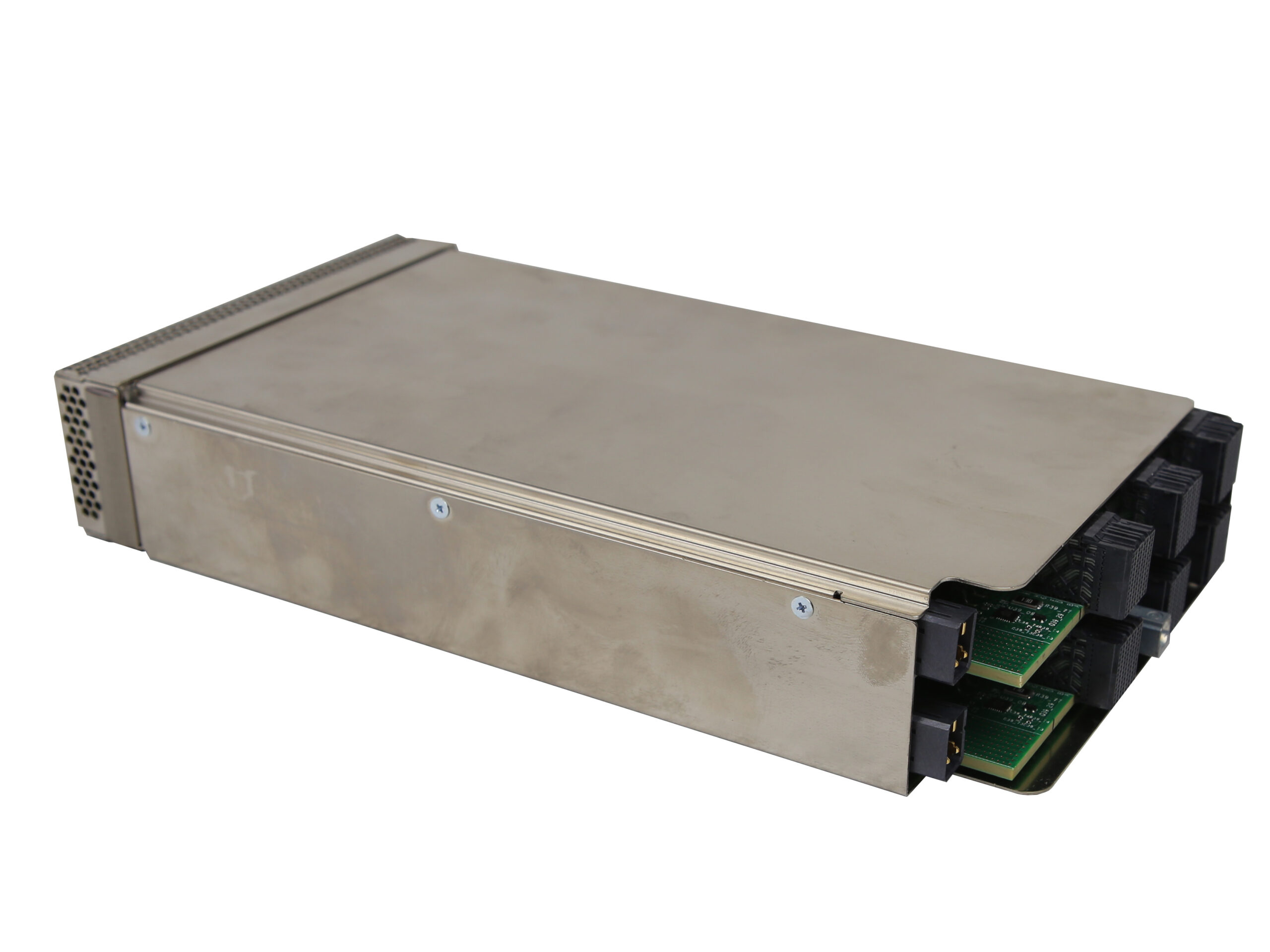 Metalowa obudowa modułu liniowego Cisco widziana pod kątem z boku, z rzędem złączy QSFP+ widocznych od spodu.