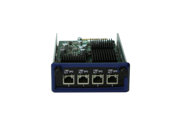 Moduł Juniper z niebieską ramką i czterema portami RJ45, widoczna płytka z radiatorem od góry.