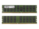 Dwa moduły pamięci RAM DDR4 ułożone poziomo jeden nad drugim, widoczne kości pamięci i naklejki na zielonych płytkach.