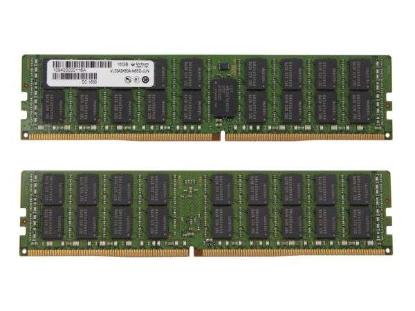 Dwa moduły pamięci RAM DDR4 ułożone poziomo jeden nad drugim, widoczne kości pamięci i naklejki na zielonych płytkach.