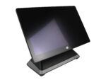 Terminal POS NCR CX7 all-in-one z czarnym ekranem dotykowym na podstawie, widok pod kątem z boku.