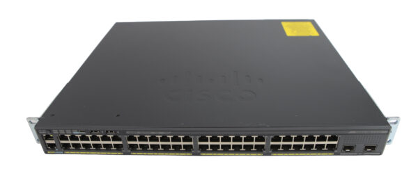 Przedni panel switcha Cisco z czterema rzędami portów RJ45 i uszami montażowymi po bokach obudowy.