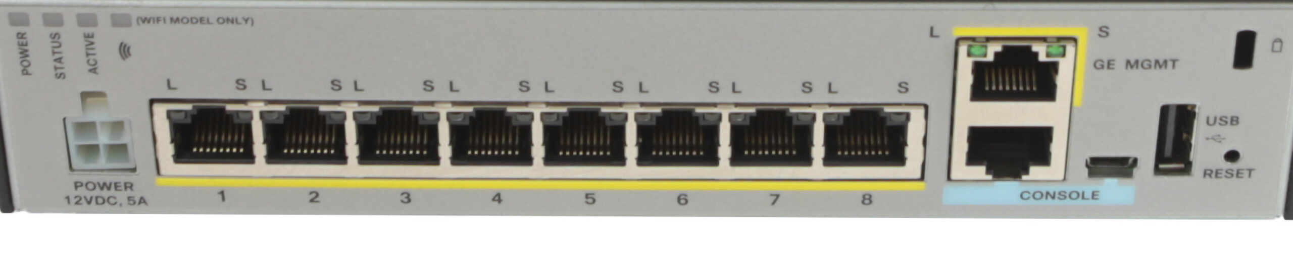 Przedni panel firewalla Cisco ASA5506 z widocznym rzędem ośmiu portów RJ45 oraz portem zarządzania i USB po prawej stronie.