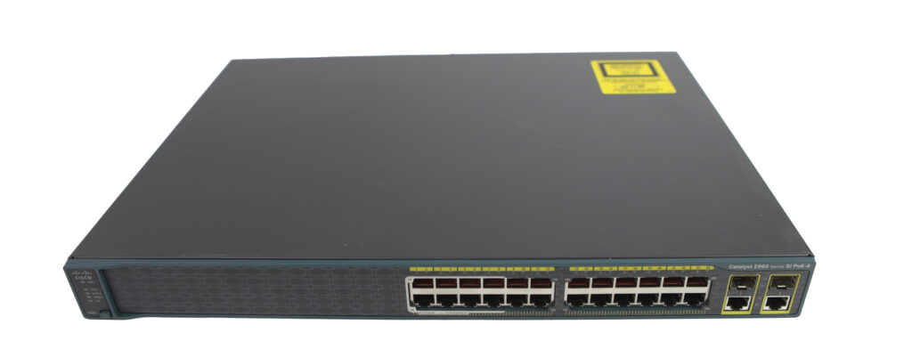 Przedni panel switcha Cisco Catalyst z rzędami portów RJ45 i diodami LED, obudowa w kolorze czarnym.
