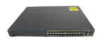 Przedni panel switcha Cisco Catalyst z rzędami portów RJ45 i diodami LED, obudowa w kolorze czarnym.