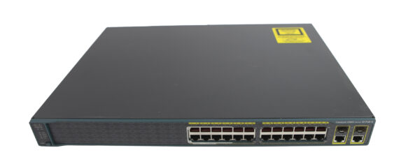 Przedni panel switcha Cisco Catalyst z rzędami portów RJ45 i diodami LED, obudowa w kolorze czarnym.