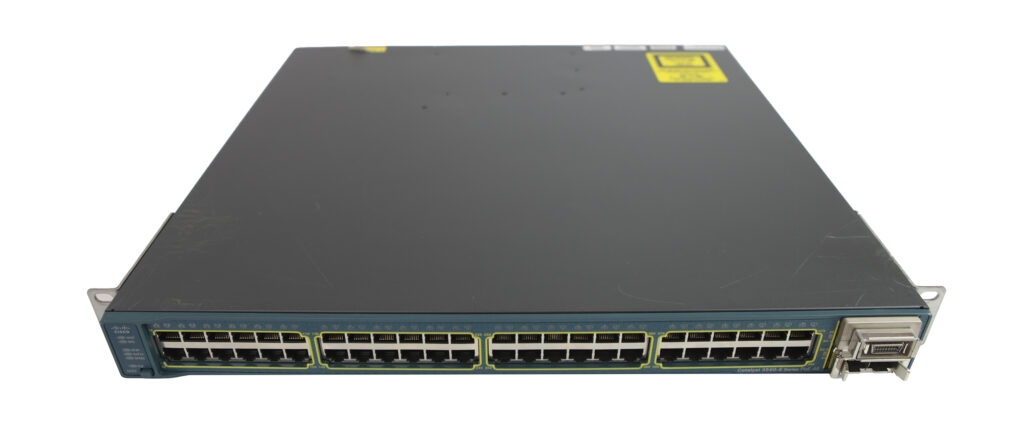 Przedni panel switcha Cisco z widocznymi uszami montażowymi i rzędem 48 portów RJ45 oraz portami SFP i CX4