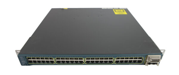 Przedni panel switcha Cisco z widocznymi uszami montażowymi i rzędem 48 portów RJ45 oraz portami SFP i CX4