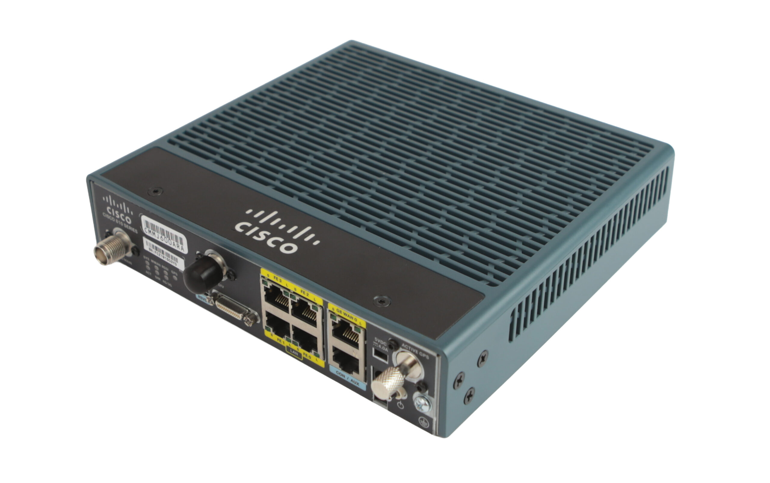 Router Cisco C819 pod kątem z przodu, widoczne porty RJ45, złącze antenowe i pokrętło, metalowa obudowa z otworami wentylacyjnymi.