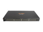 Przedni panel switcha Aruba 2530-48G z czterema rzędami portów RJ45 i logo na obudowie.