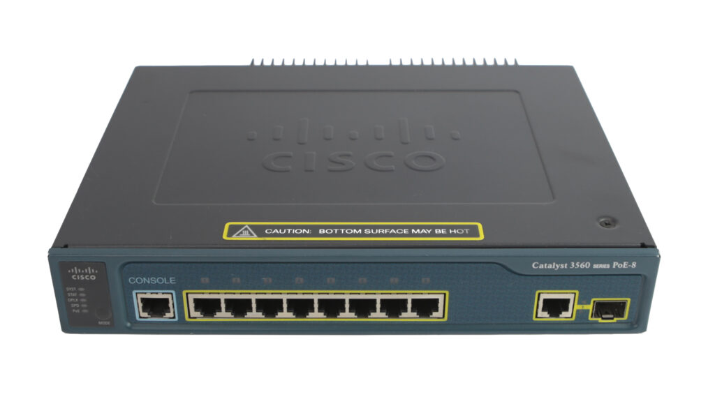 Przedni panel switcha Cisco Catalyst z ośmioma portami RJ45 oraz jednym portem combo RJ45/SFP obok złącza konsolowego.