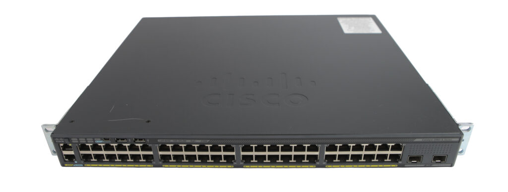 Przedni panel switcha Cisco z czterema rzędami portów RJ45 i uszami montażowymi po bokach obudowy.