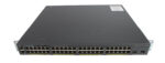 Przedni panel switcha Cisco z czterema rzędami portów RJ45 i uszami montażowymi po bokach obudowy.