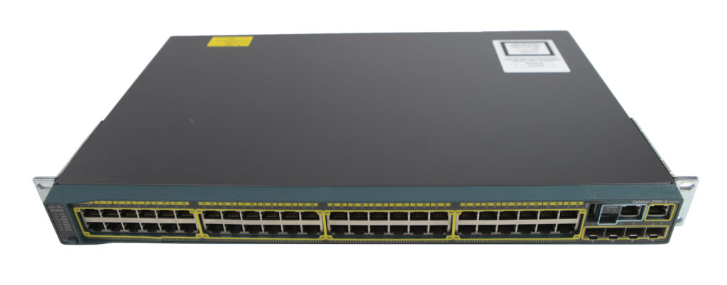 Przedni panel switcha Cisco z widocznymi 48 portami RJ45, dodatkowymi slotami SFP i zamontowanymi uszami montażowymi.