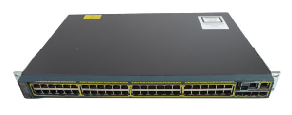 Przedni panel switcha Cisco z widocznymi 48 portami RJ45, dodatkowymi slotami SFP i zamontowanymi uszami montażowymi.