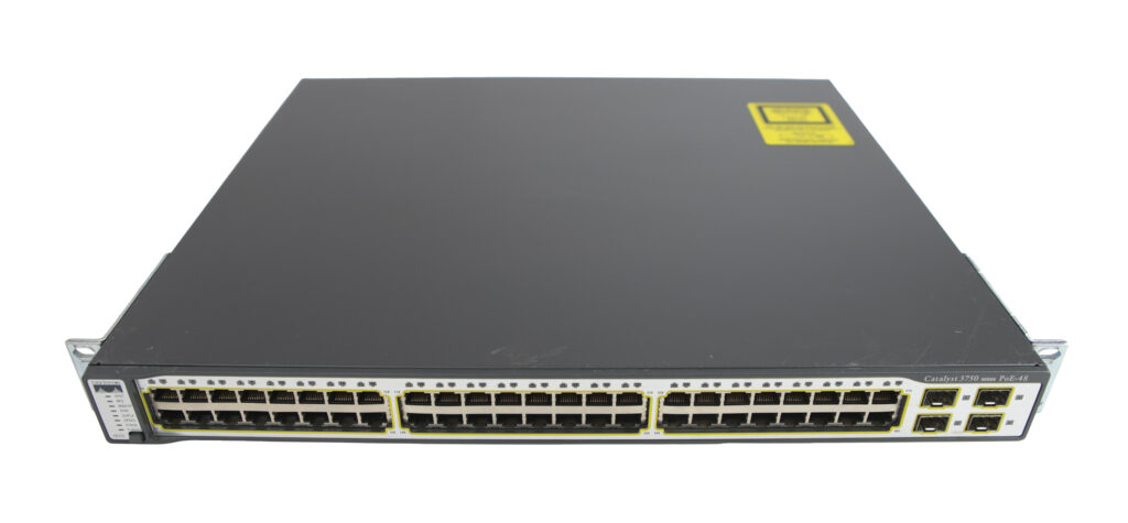 Przedni panel switcha Cisco z 48 portami RJ45 w dwóch rzędach i dodatkowymi slotami SFP, obudowa z uszami montażowymi.