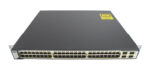 Przedni panel switcha Cisco z 48 portami RJ45 w dwóch rzędach i dodatkowymi slotami SFP, obudowa z uszami montażowymi.