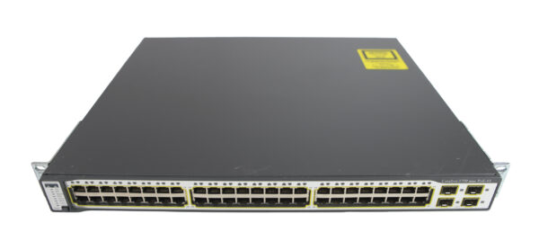 Przedni panel switcha Cisco z 48 portami RJ45 w dwóch rzędach i dodatkowymi slotami SFP, obudowa z uszami montażowymi.
