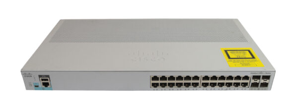 Przedni panel switcha Cisco Catalyst z widocznymi diodami LED oraz rzędem 24 portów RJ45 i naklejką z boku.