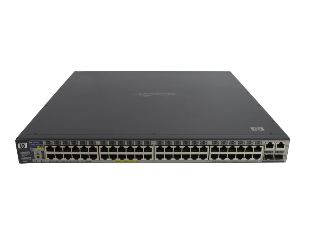 Przedni panel switcha HP ProCurve z rzędami portów RJ45 i dwoma portami combo Gigabit, obudowa bez widocznych uszkodzeń.