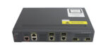 Przedni panel switcha Cisco z portami RJ45 i SFP oraz naklejkami z oznaczeniami na górnej pokrywie obudowy.