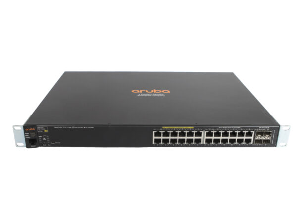 Przedni panel switcha Aruba z 24 portami RJ45 i czterema slotami SFP, widoczne uszy montażowe do szafy rack.