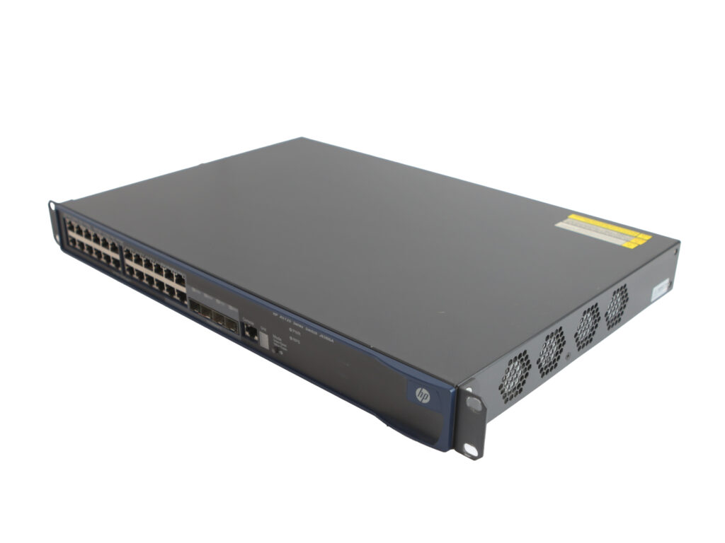 Switch HP A5120-24G z przodu pod kątem, widoczny rząd portów RJ45, uszy montażowe i naklejka na obudowie.