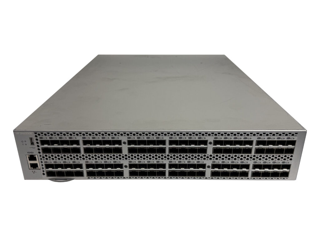 Przedni panel switcha HP SN6500B z licznymi rzędami portów SFP FC i etykietami numerycznymi nad nimi.