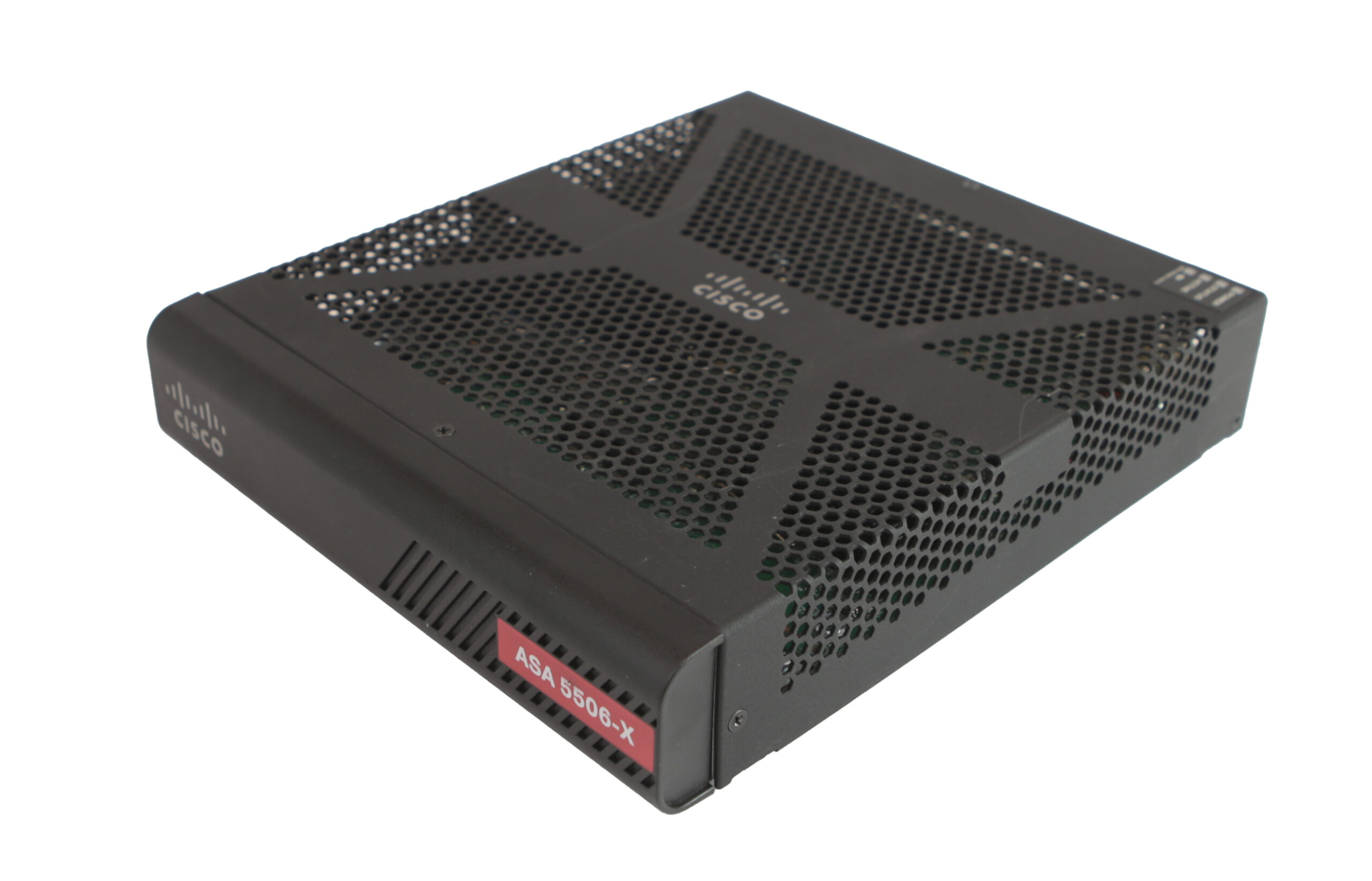 Firewall Cisco ASA5506 ujęty pod kątem z góry, widoczna perforowana metalowa obudowa i czerwona etykieta z boku.