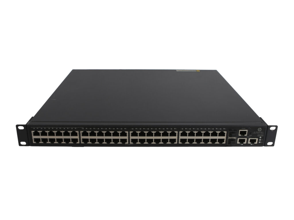 Przedni panel switcha z czterema rzędami portów RJ45 oraz dodatkowymi gniazdami SFP+ po prawej stronie.