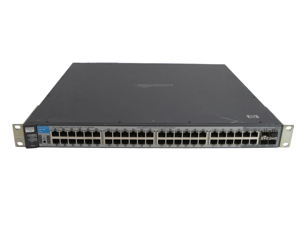 Przedni panel switcha HP ProCurve 2900-48G z rzędami portów RJ45 i uszami montażowymi po bokach obudowy.