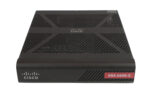 Widok z góry na obudowę firewalla Cisco ASA 5506-X z perforowaną kratką wentylacyjną i czerwonym logo Cisco na froncie.