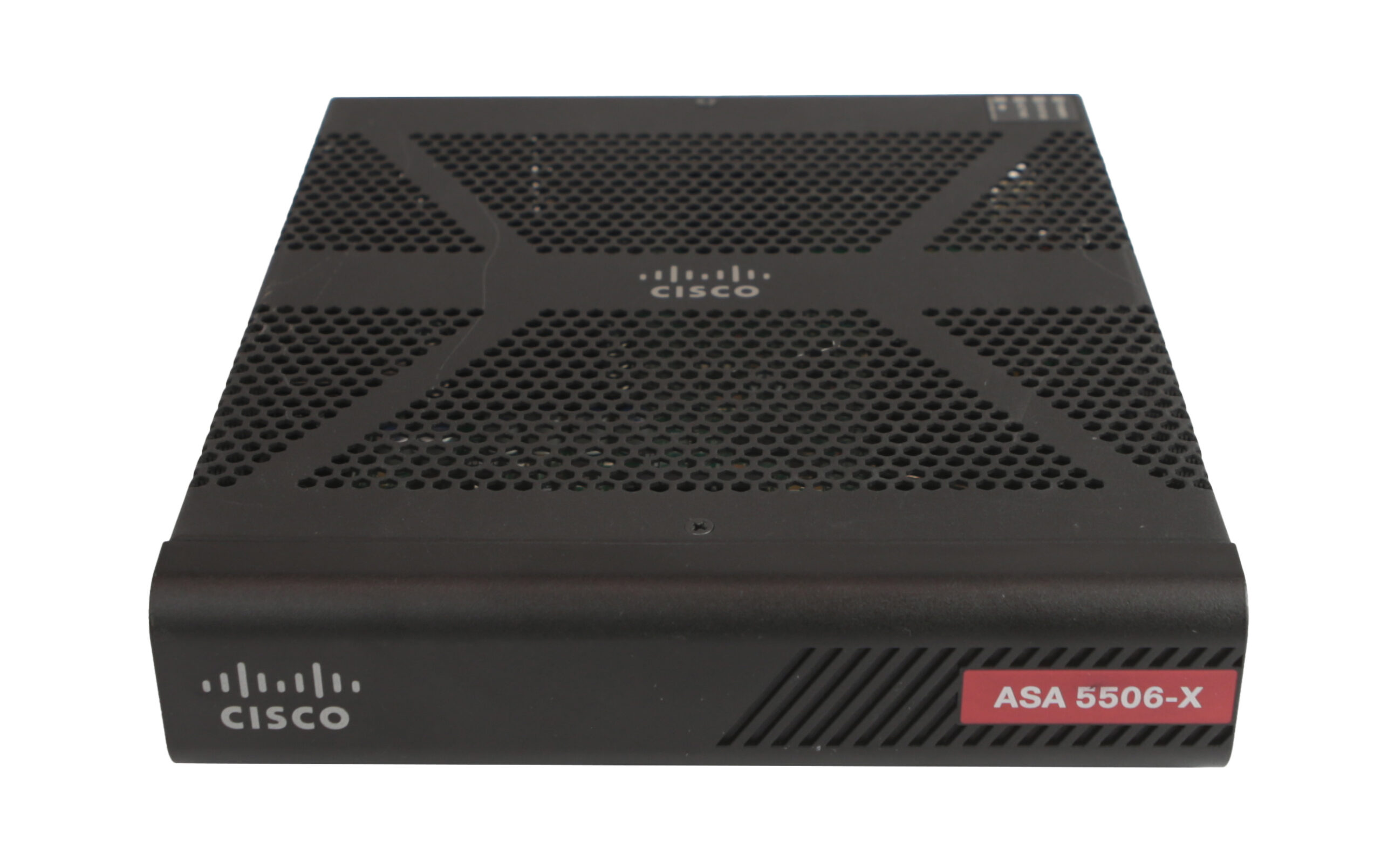 Widok z góry na obudowę firewalla Cisco ASA 5506-X z perforowaną kratką wentylacyjną i czerwonym logo Cisco na froncie.
