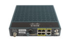 Router Cisco C819 pod kątem z przodu, widoczne porty RJ45, złącza anten i diody LED na czarnej obudowie.